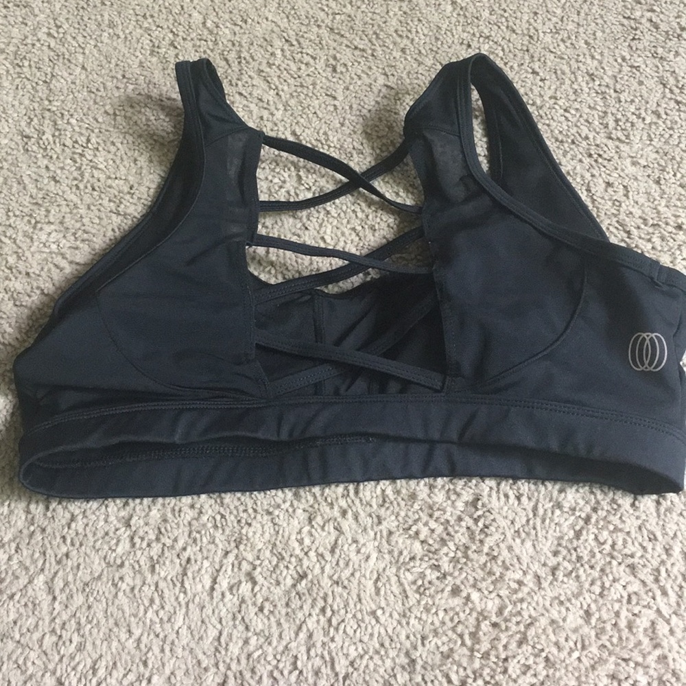 Black sports bra! *not Alo yoga*